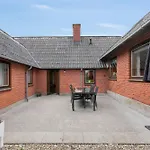 Spacious Near The בית נופש