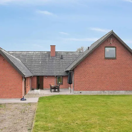 Ferienhaus Spacious Near The