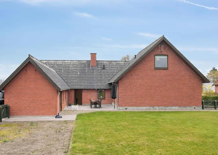 Feriehus Spacious Near The